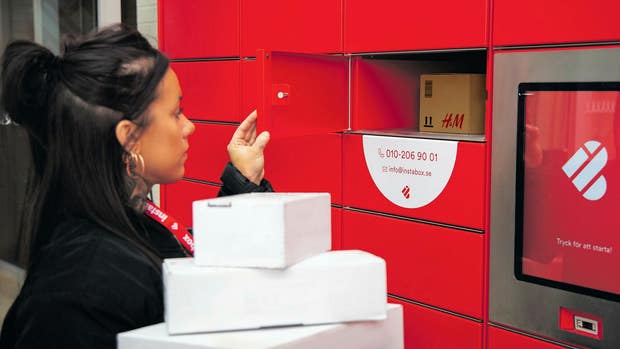 En av Instabox anställda levererar paket till ett av bolagets skåp.