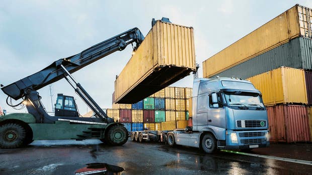 Illustration av hur containertransport kan underlättas med laddskenor på plats i en hamn.