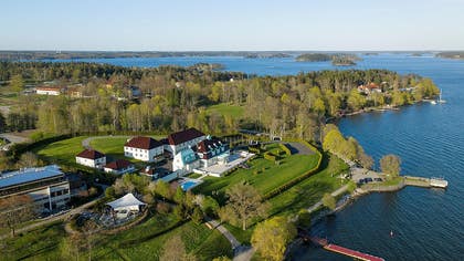En villa i Stockholms län som drar upp snittet (om man inkluderar begärda priser): Villa Söderås på Lidingö som i somras var till salu för 350 miljoner kronor via mäklarhuset ESNY:s försorg.