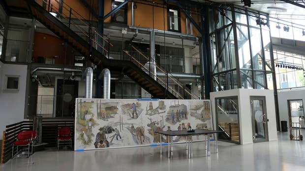 Man tycker sig ana inspiration från Centre George Pompidou i Paris här.
Dölj beskrivning