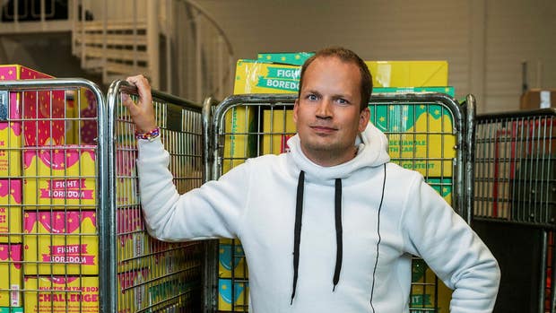 Partykungen skickar festprylar till Sverige, Norge, Finland och Danmark från kontoret i Gävle. Bolaget grundades av Joel Svensson 2009.