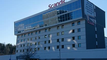 Blir det månne bättre i april än i mars för hotellen? Solen sken åtminstone på Scandics nyrenoverade Täbyhotell den 10 april 2021.