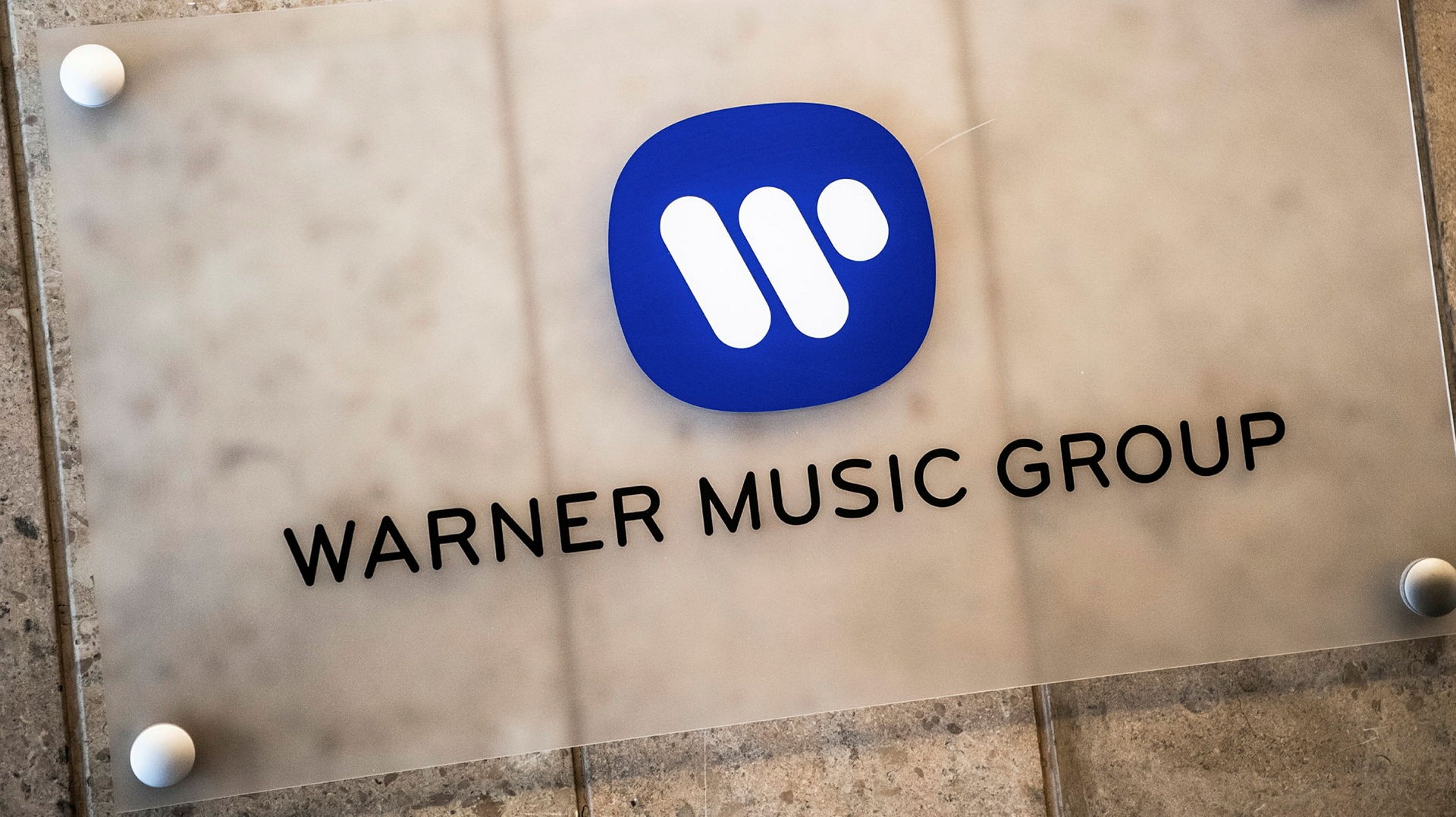 Warner Music laddar för budstrid med EQT om franskt musikbolag