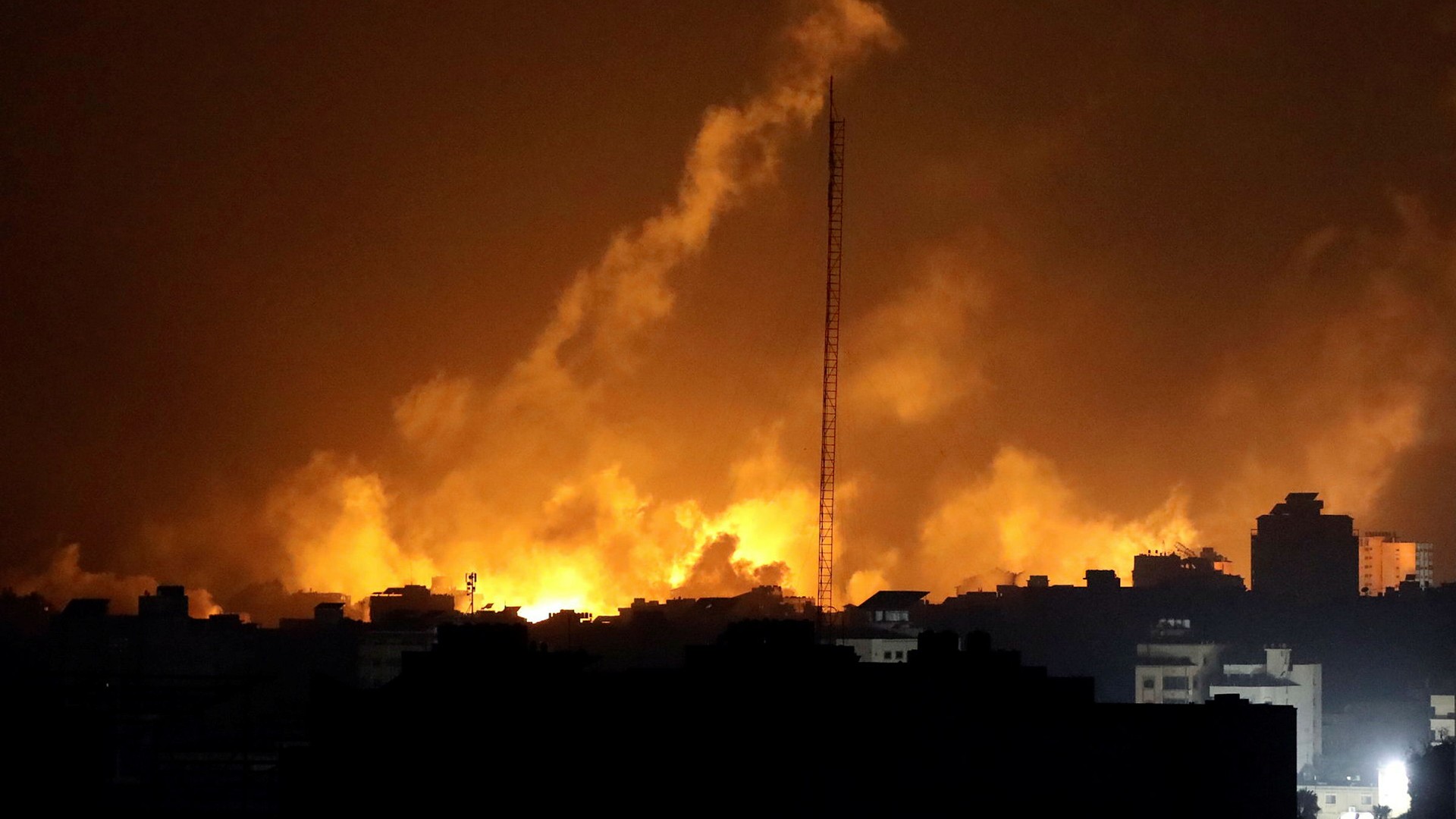 Flygräd mot läger i Gaza