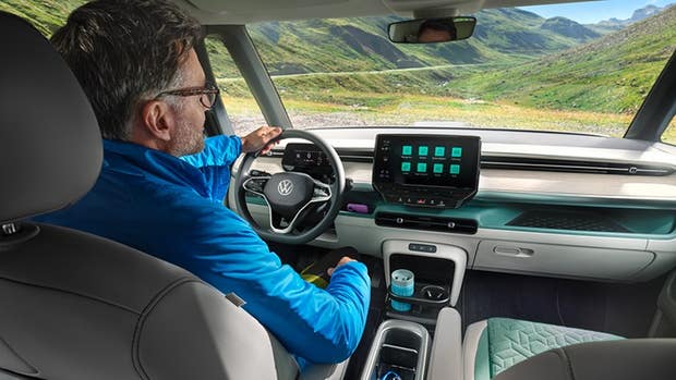 ID. Buzz kan lära sig att parkera själv och med röststyrningsfunktionen kan man styra funktioner som ventilation, radio och navigation.