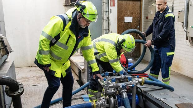 Nils-Erik Jonasson och servicetekniker Mikael Persson är på plats på Callans Trä för att rengöra värmepannan från 1966. Callans Träs energiansvarige Pär Andersson assisterar.