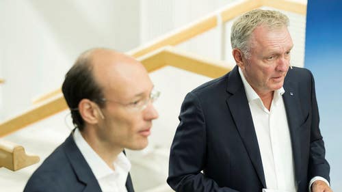 SAS vd Anko van der Werff och ordförande Carsten Dilling under pressekonferens i dag.
