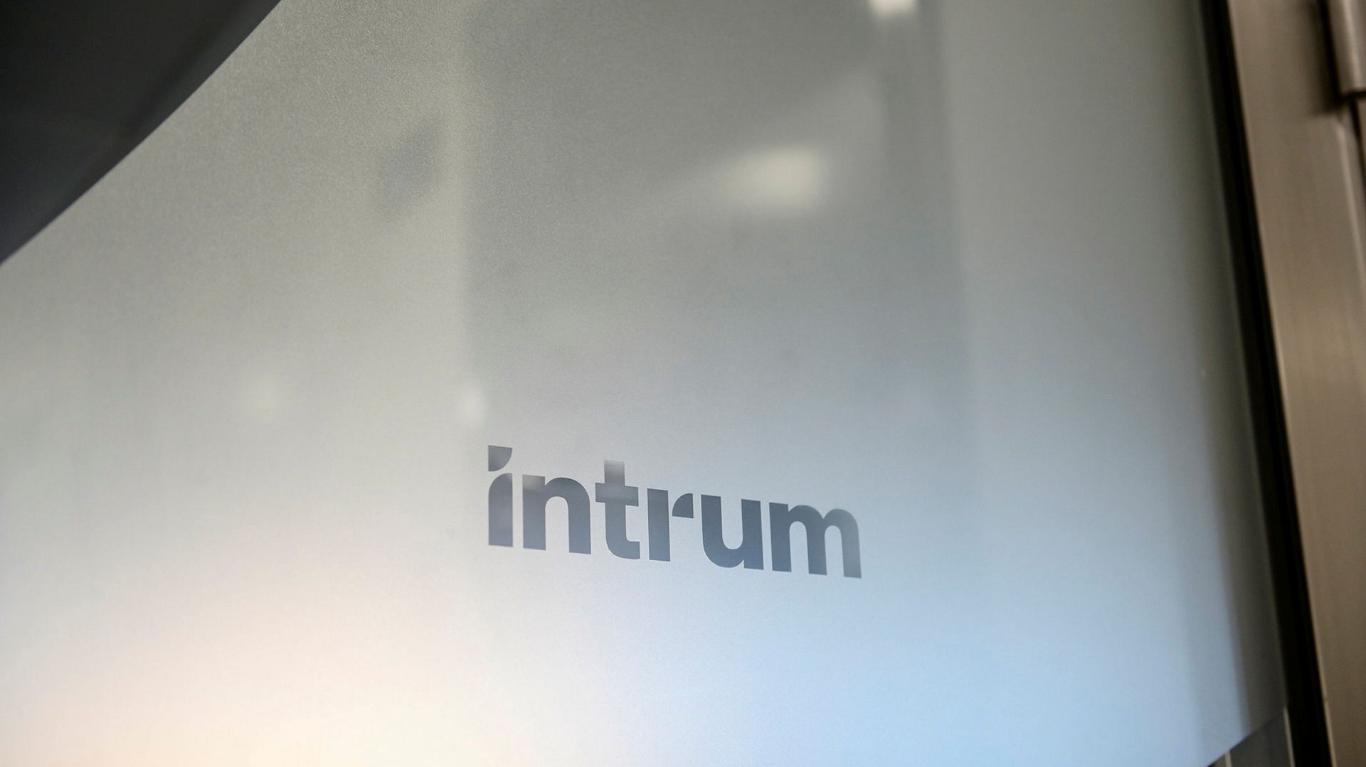 Något svagare än väntat från Intrum – lanserar sparprogram