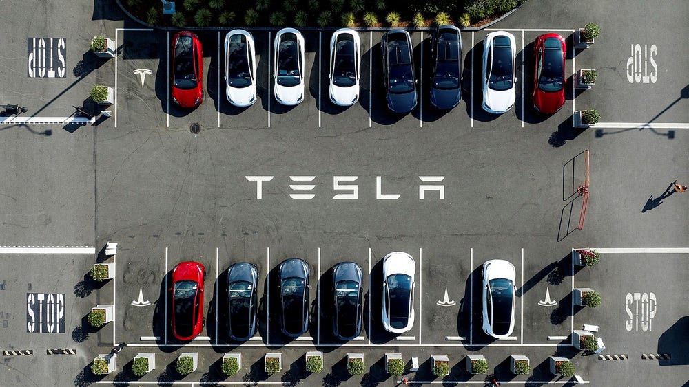 Källor: Tesla-toppar lämnar direkt