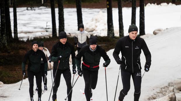 Tränaren Håkon Breistrand leder team Svenska Fönster runt Mora skidstadios 1,3km långa slinga.