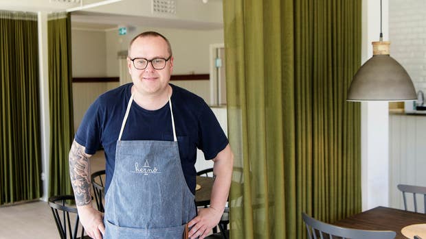 Hernö Gin tillverkar gin i byn Dala utanför Härnösand. Fredrik Persson är kökschef.
