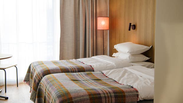 Hotellrummen är tillverkade modulärt i en fabrik i Kungsör.
