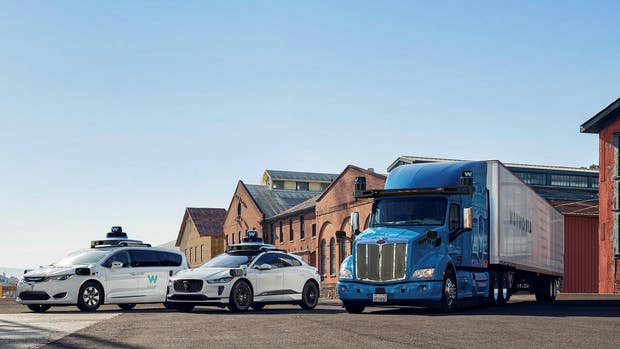 Tre fordon från Waymo – både för godstransporttjänster och personbilstransporter.