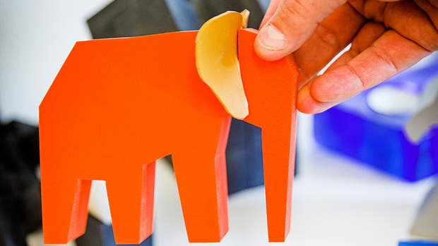 På Helsingborgs gummifabrik tillverkas en rad olika produkter i gummi och silikon till industriföretag. Men man samarbetar också med konstnärer som får komma hit och experimentera.