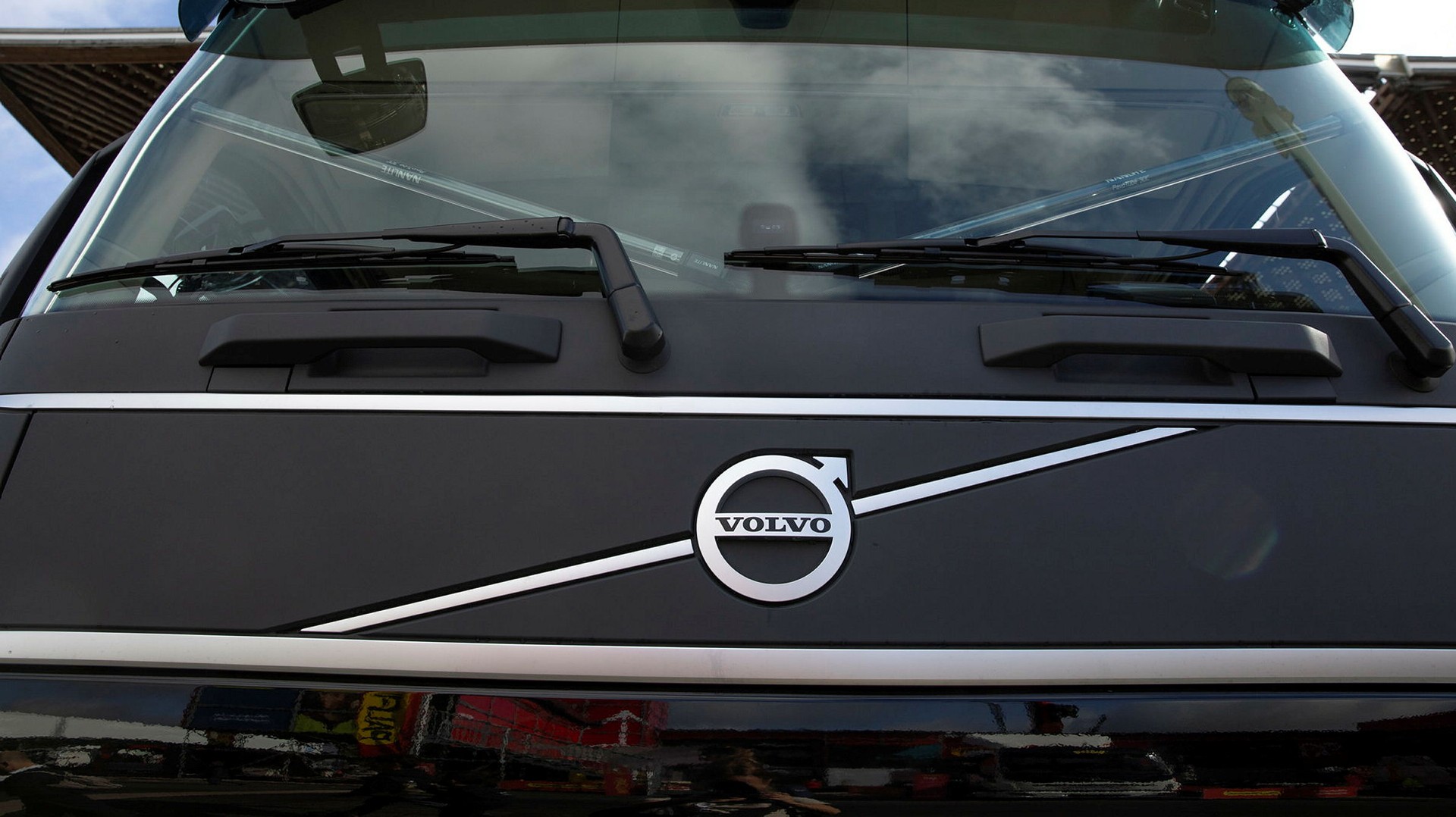 Mäklare: Därför rasar Volvoaktien – ”något har gått fel”