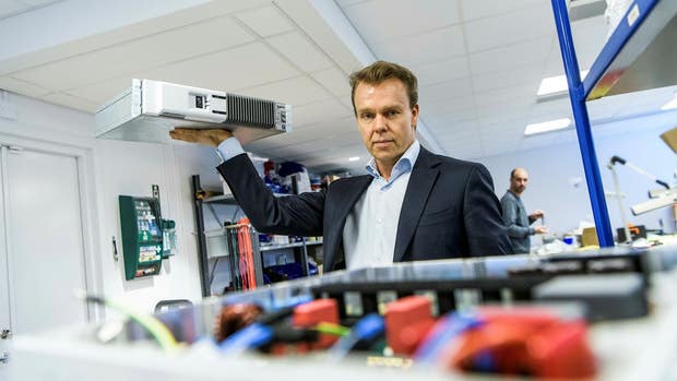 Polariums vd Stefan Jansson håller i ett av Polariums batterier som bland annat används som ”backup” i mobiltelefonmaster runt om i världen.