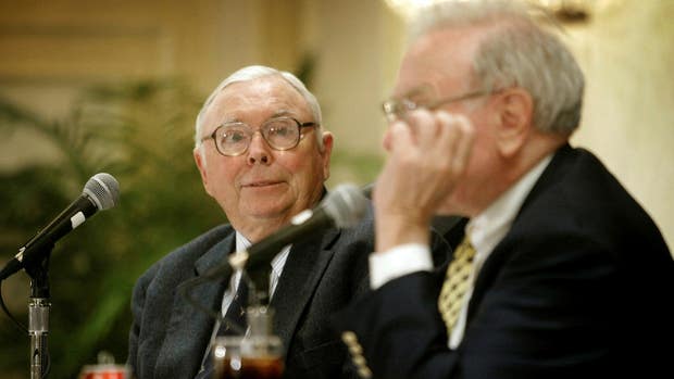 Charlie Munger, vice ordförande i Berkshire Hathaway och parhäst med i Warren Buffett (i förgrunden).