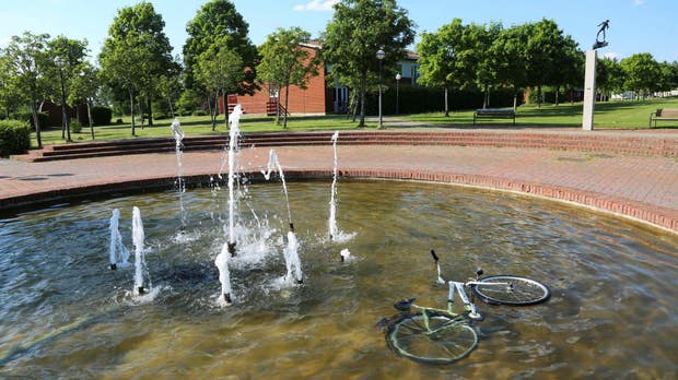 I Millesparken har Guds Hand fått sällskap av en cykel.
Dölj beskrivning
