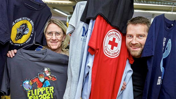 Ingela Axelsson Svenson och Niclas Axelsson, syskon och ägare till Hobby Reklam, ett av Sveriges äldsta screentryckerier, satsar för framtiden i en digital textilprinter.
”Man måste våga lite för att stå sig i konkurrensen och vara kvar i matchen”, säger Niclas Axelsson.