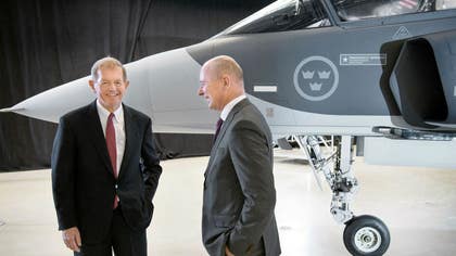 Marcus Wallenberg och Micael Johansson, styrelseordförande respektive vd i Saab, framför ett stridsflygplan av modell Jas 39 Gripen.