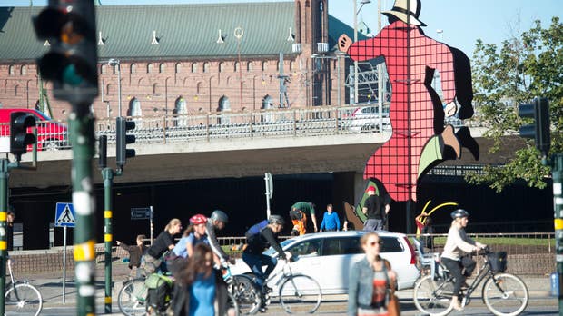 Mr Walker, seriefiguren Fantomens alter ego, står som ett sju meter högt konstverk i Järnvägsparken mellan Stadshuset och Sheraton.