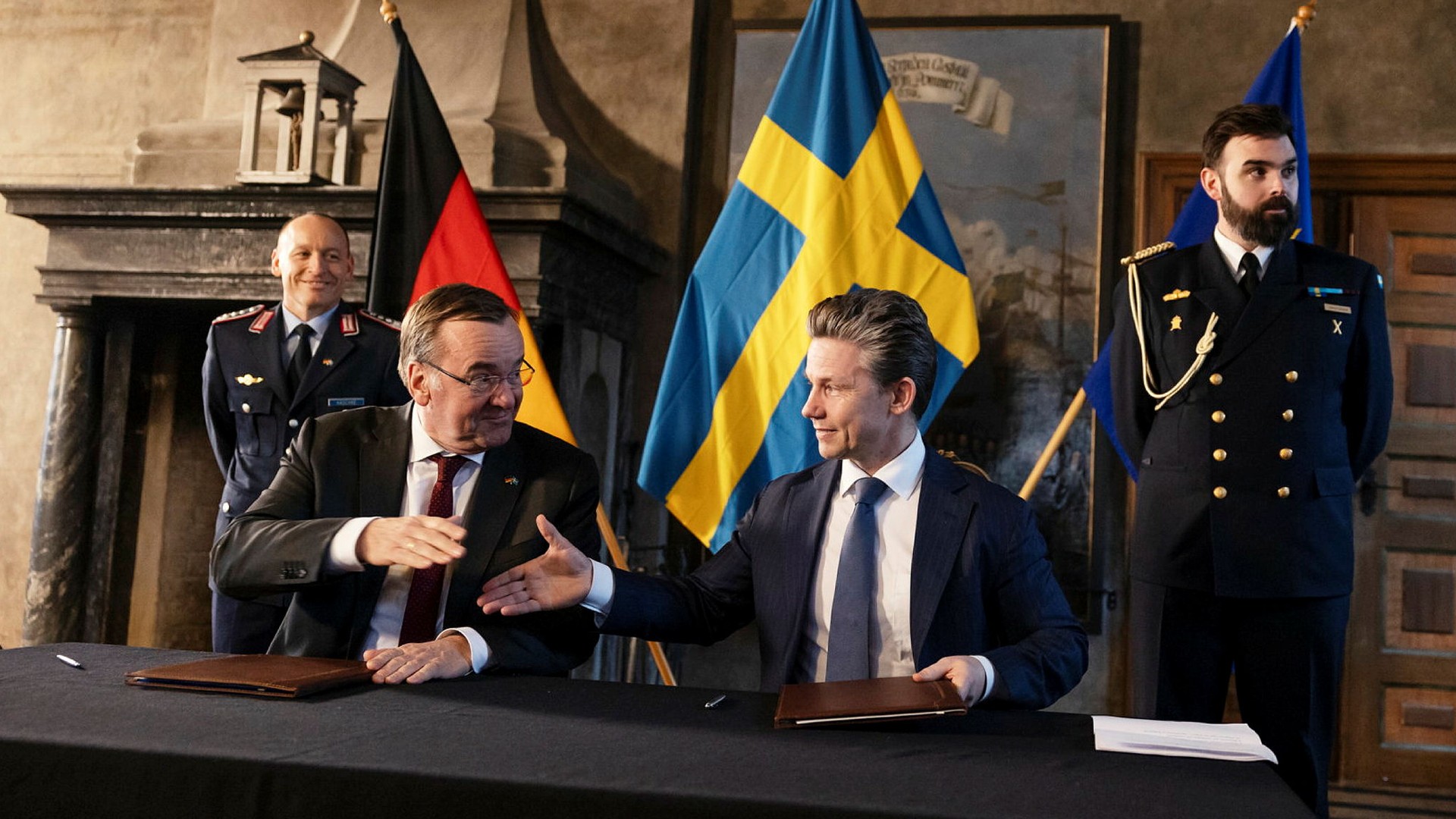 Tysklands försvarsminister Boris Pistorius och försvarsminister Pål Jonson på Karlbergs slott.