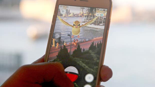 Pokémon go är ett exempel på en populär AR-app, där användaren ser spelkaraktärer ovanpå den fysiska miljön. Det är den tekniken Apples sägs vilja ta vidare i glasögon.