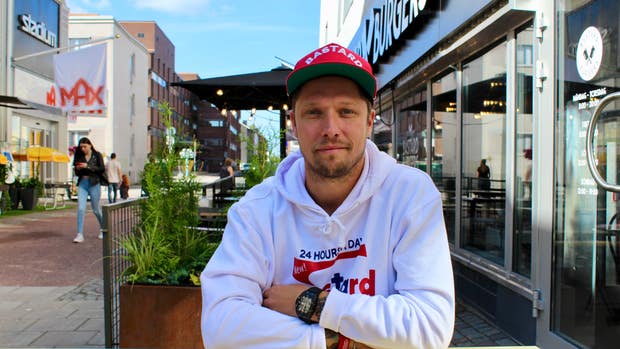 Bastard Burgers medgrundare Simon Wanler på kedjans restaurang i Luleå.