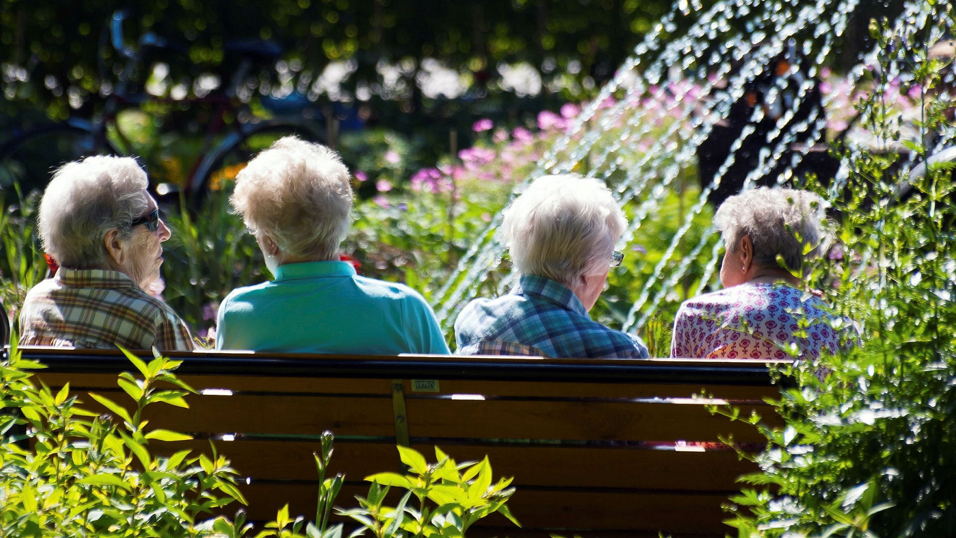 Svenskarna lever allt längre, och det ställer krav på planering inför pensionen. Här är experternas råd för att få pengarna att räcka till.