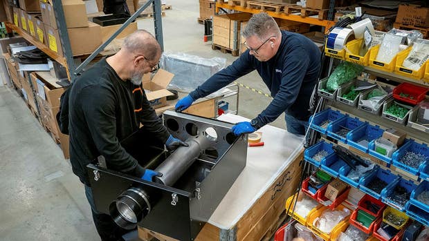 Riza Cana och Richard Karlsson monterar en kolfilterrenare som rensar luften i pumpstationer