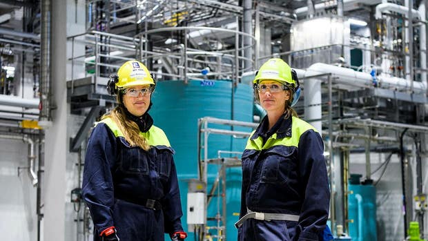 Linn Andersson, platschef vid Boliden Rönnskär och Therese Hedström, projektledare för lakverket.
