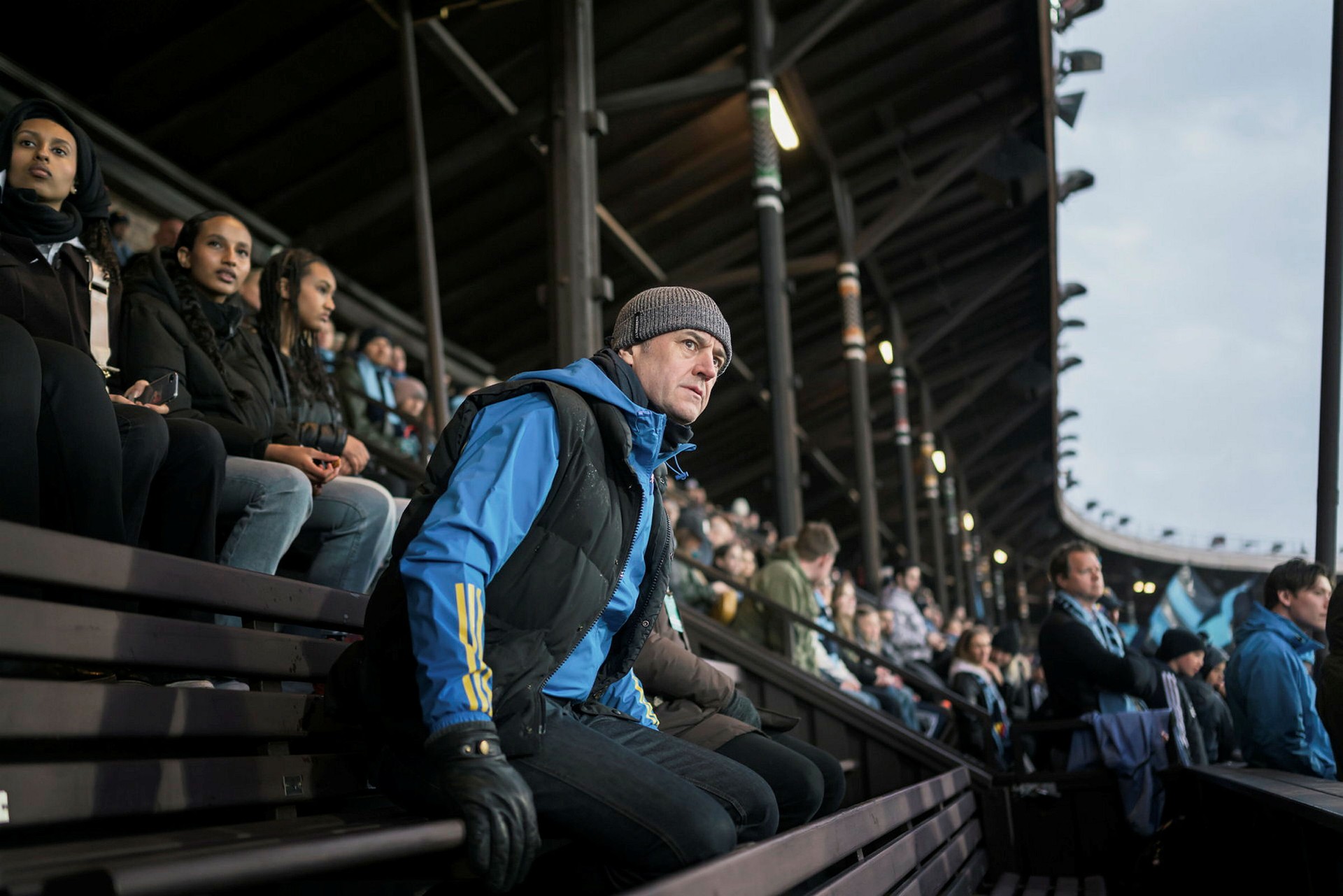 BÄNKAD PÅ STADION. Det är välkänt att Fredrik Reinfeldt är djurgårdare. Dramatiken i ishockeyns kvalspel mot Modo följde han från tv-soffan, men när Djurgårdens damer tar emot Hammarby i ett Stockholmsderby är han på plats på anrika Stockholms stadion som byggdes för sommar-OS 1912.
