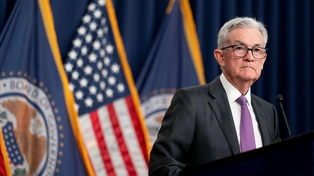 Fedchefen Jerome Powell får hålla koll på löneökningar och bostadspriser.