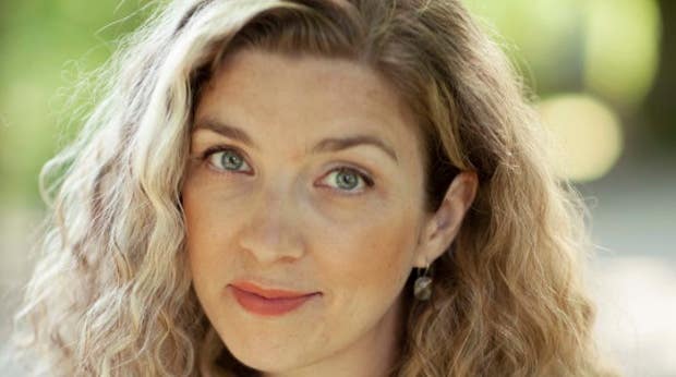 Författaren Frida Skybäck håller i skrivkurser och märker att många drömmer om att bli författare: ”Att skriva är en sorts verklighetsflykt.”