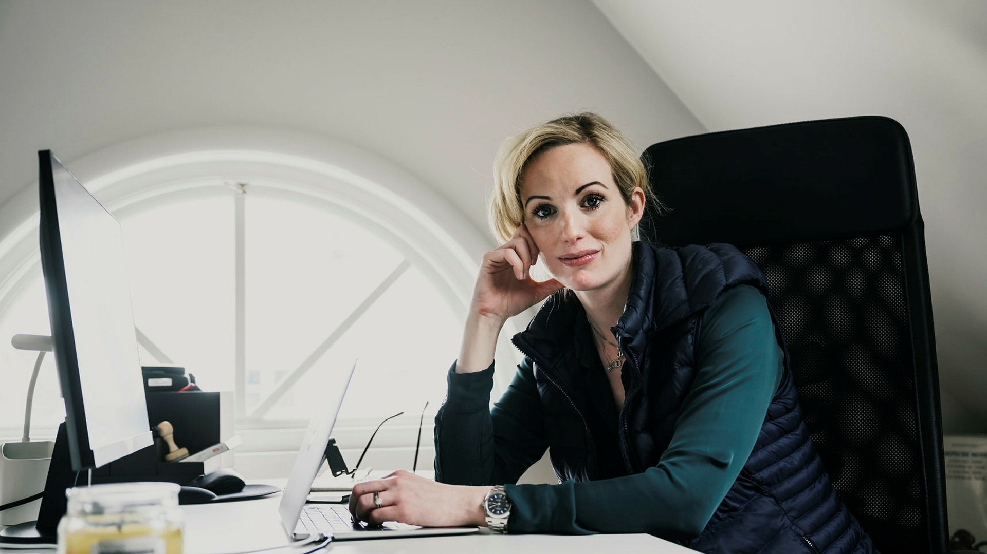 Jina Zachrisson, ansvarig för mäklardesken på Goldman Sachs i Stockholm, har tagit tempen på jämställdheten inom näringslivet.