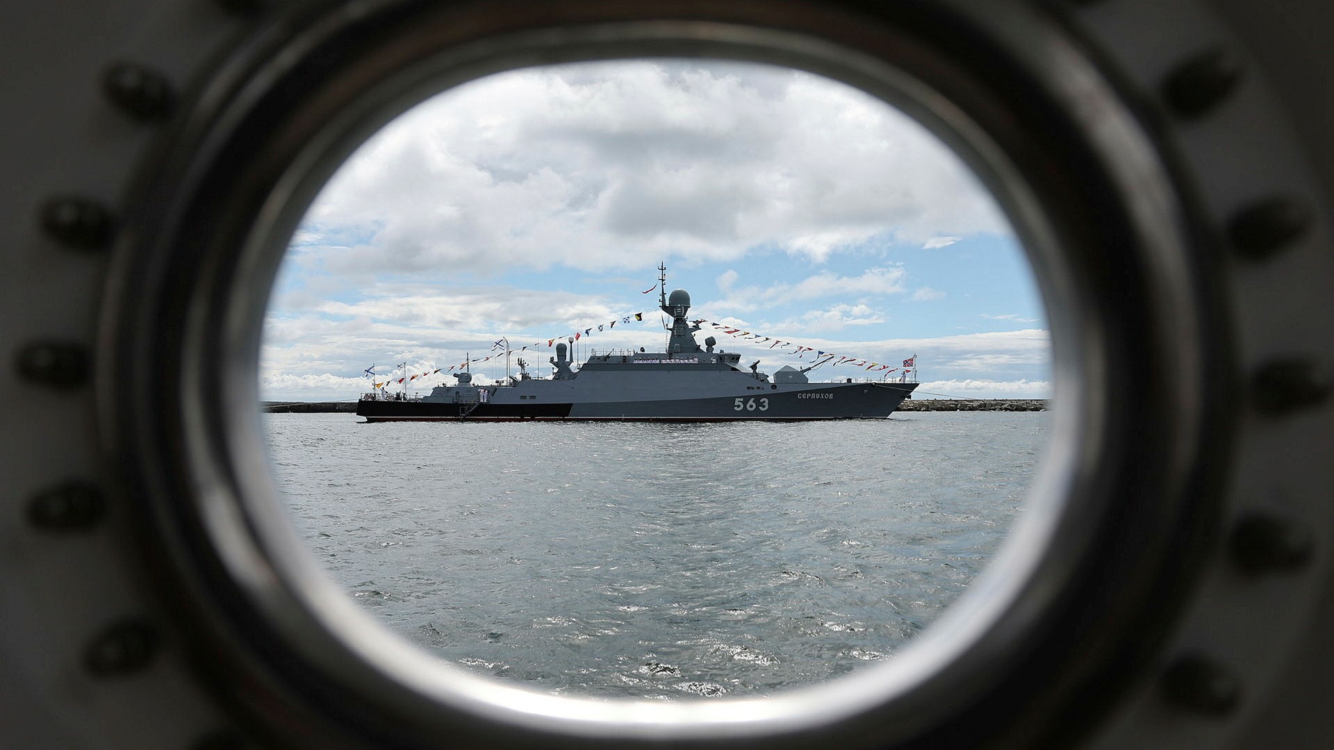 Det ryska krigsfartyget Serpuchov uppges ha blivit angripet och stucket i brand i Kaliningrad. Här ses det i hamnen i Baltijsk i juli 2022. Arkivbild.