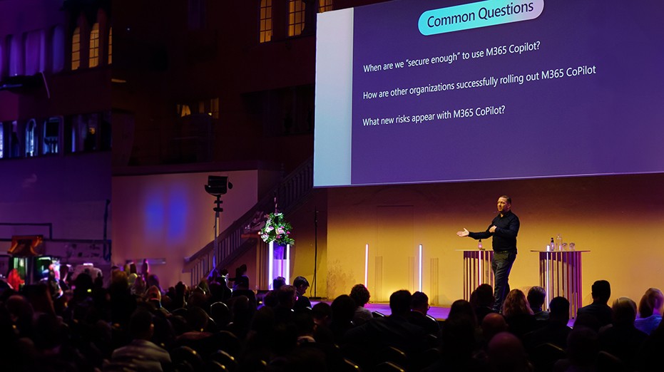 Tommy Clarke på scenen på Microsoft Ignite, Stockholm 15 mars.