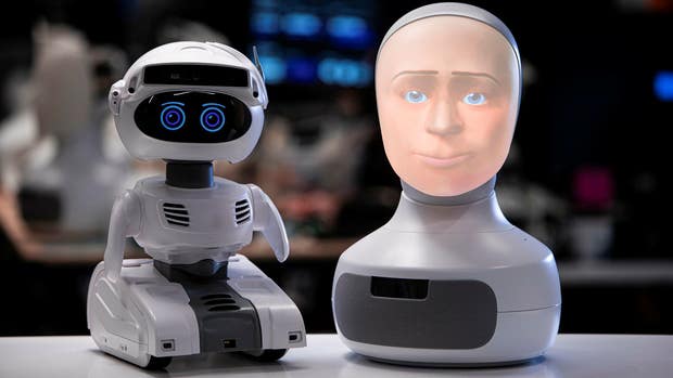 Från vänster: roboten Misty intill roboten Furhat.