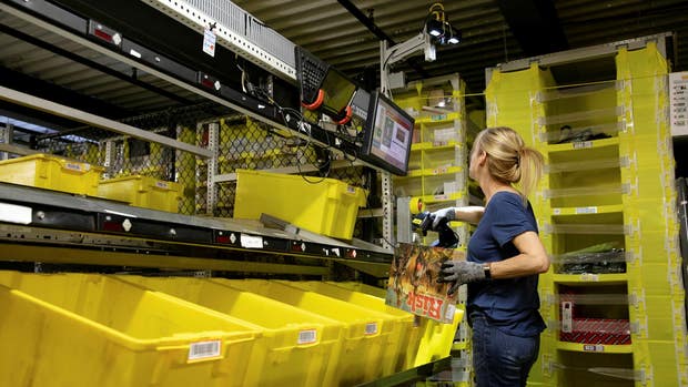 En medarbetare skannar en vara i en av Amazons amerikanska lokaler i New Jersey.