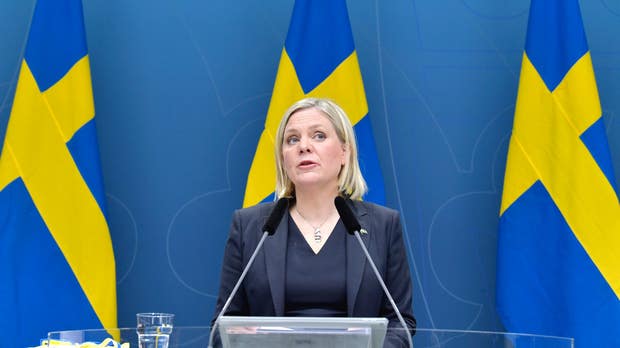 Finansminister Magdalena Andersson räknade i vårbudgeten med att BNP i år faller med 4,2 procent