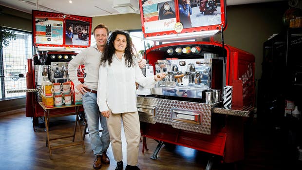 Sebastian Ryberg Fogarolli och Cristina Fogarolli vid kaffebaren.