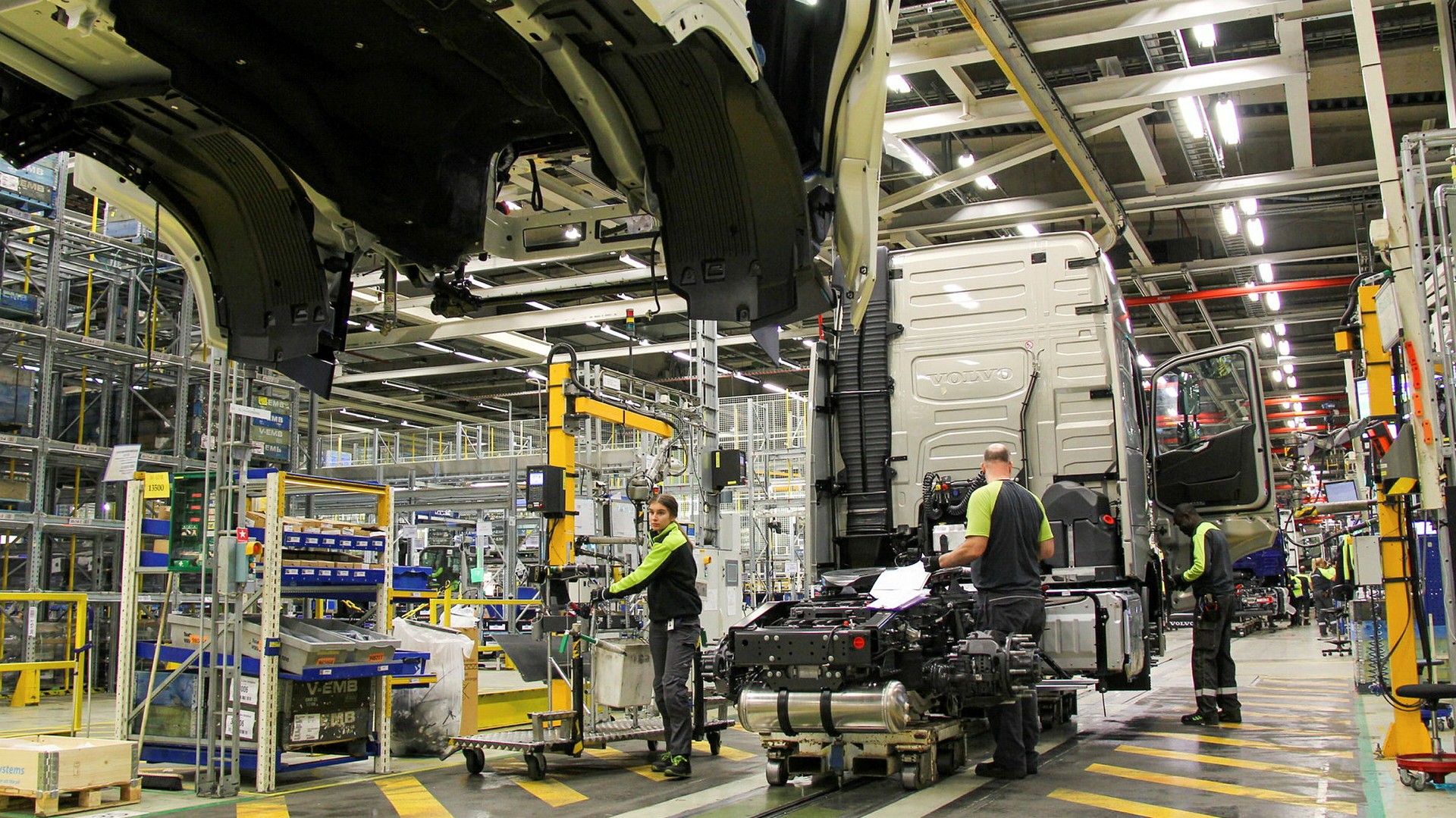 Lägre efterfrågan tvingar AB Volvo till minskad produktion