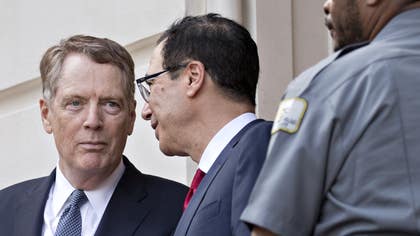 Robert Lighthizer tillsammans med USA:s finansminister Steven Mnuchin inför ett handelssamtal med Kina tidigare i år.