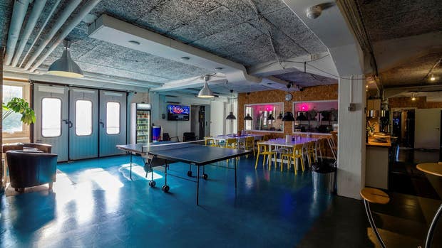 Black Molly Entertainment startade som ett produktionsbolag 2013. Bolaget är inrymt i en tidigare industrilokal mellan Teslas servicecenter och Delicato.