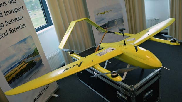Drönaren som flyger blodprover över fjällvärlden är ambulansgul.