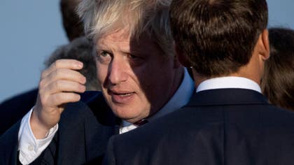 Boris Johnson i samtal med Frankrikes president Emmanuel Macron under G7-mötet i Biarritz.