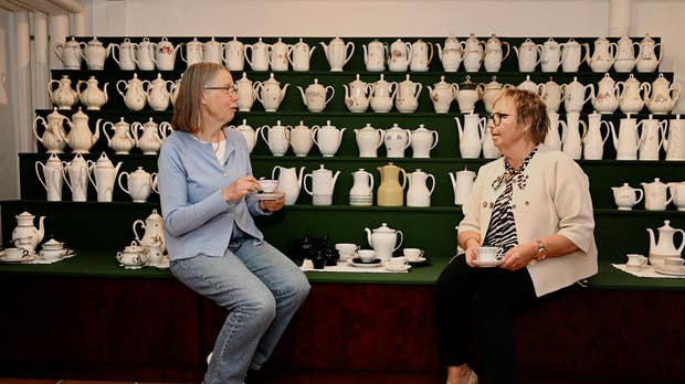 Här på bilden med kaffe kannor från olika epoker.
Dölj beskrivning