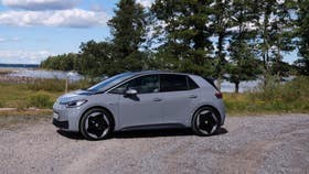 Biltest Volkswagen ID3 r kompetent okomplicerad och lagom kul