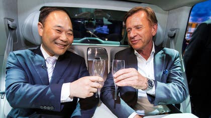 Volvo Cars ordförande Li Shufu och vd Håkan Samuelsson på bisalongen i Shanghai i baksätet på en XC90 Excellence.