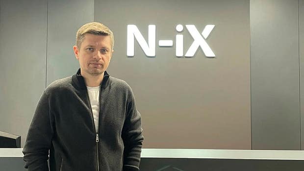 Pavlo Deshchynskyy på ett av N-ix två kontor i Lviv. Sedan kriget bröt ut är det runt 10 procent av de anställda som går till kontoret varje dag.